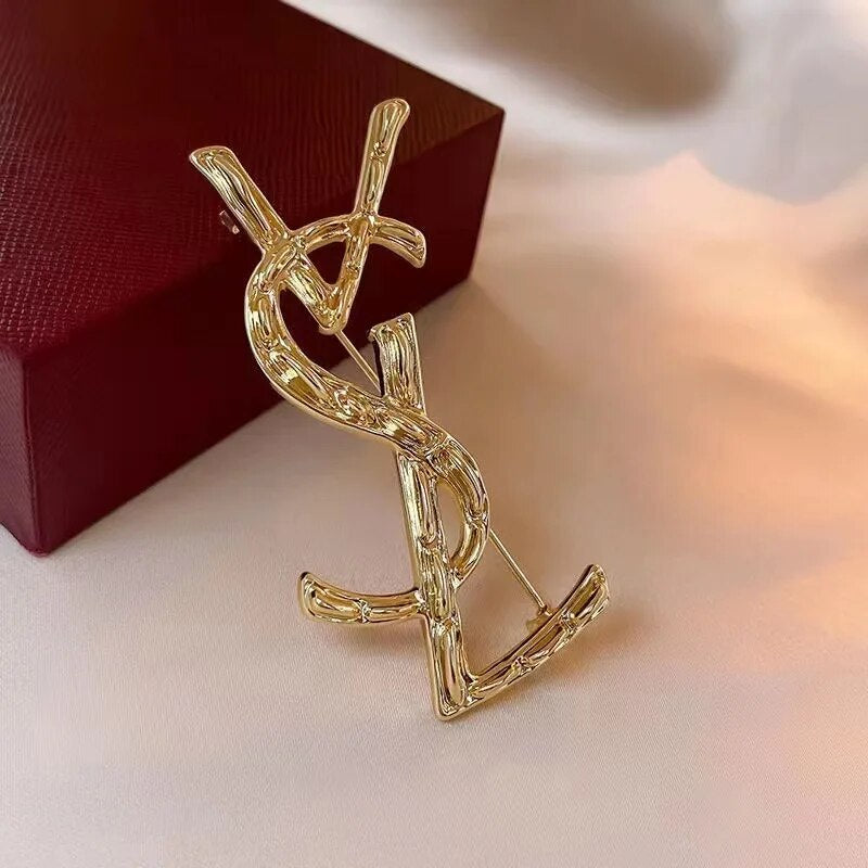 New Fashion Letter VSL brooch French niche design feel brooch light